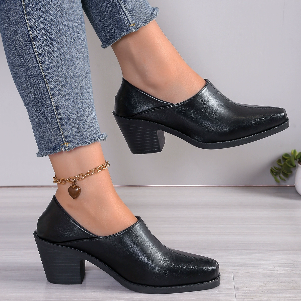 Весенне-осенние высококачественные кожаные туфли на массивном каблуке с глубоким вырезом и квадратным носком в европейском и американском стиле, осенние туфли на плоской подошве из мягкой кожи на высоком каблуке.