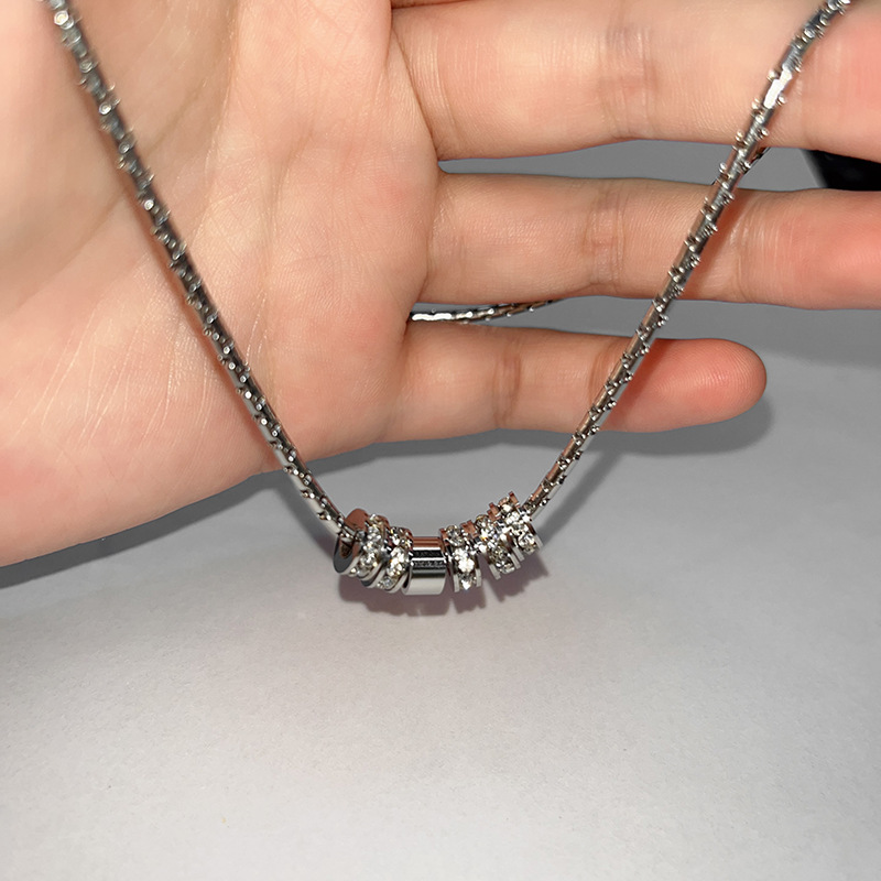 Collana con pendente diamante minimalista gioiello da donna_voghion.com