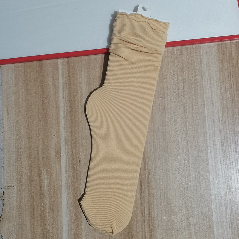 Primavera y verano calcetines de algodón peinados delgados calcetines de confinamiento sin hueso anti-pilling calcetines de moda casual transpirable de color sólido calcetines de pila al por mayor