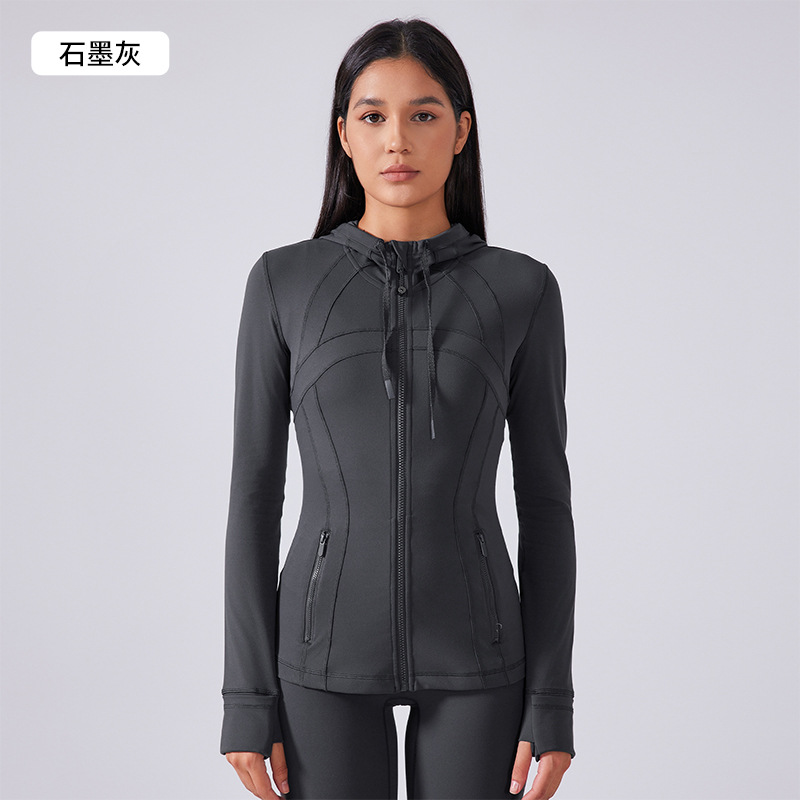 秋の新型ヨガ服の女性は帽子のファスナーの運動のコートを持っています。