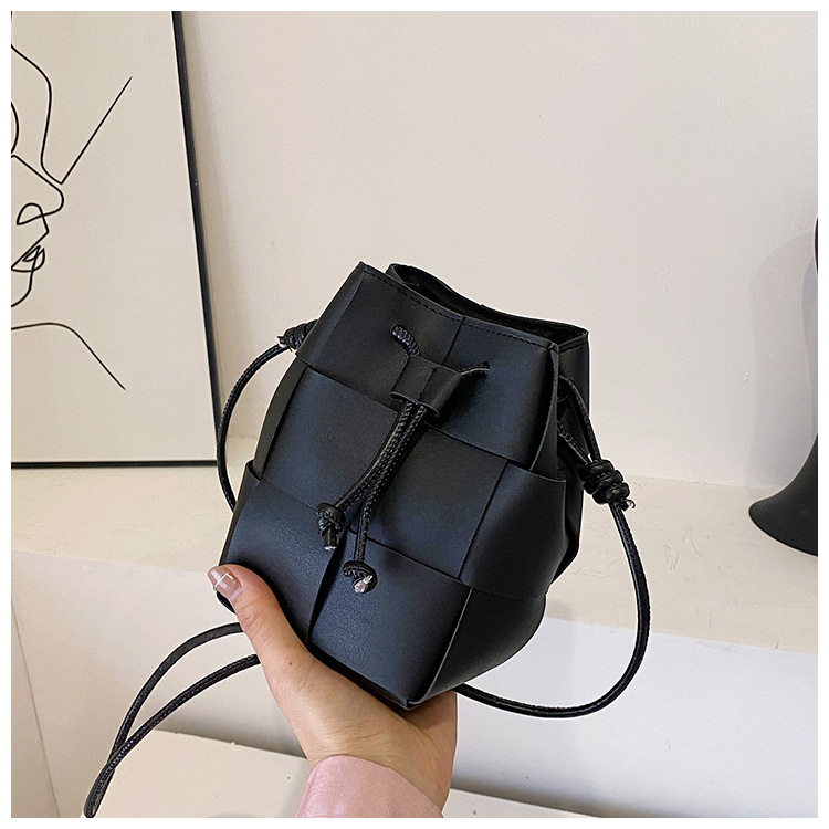 Internet famous handbag for women in 2024, high-end drawstring woven shoulder bag with large capacity, trendy and fashionable crossbody bucket bag_voghion.com