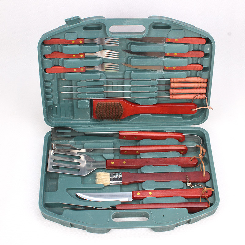 Juego de parrilla de barbacoa de acero inoxidable caja de plástico mango de madera de 18 piezas herramienta de barbacoa limpieza mango de madera cepillo fuente de fábrica