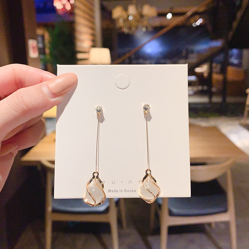Luz de lujo de alto nivel nicho de diseño femenino sensación de aretes de bordilla temperamento perla asimetría joyería perla al por mayor