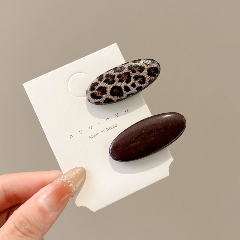 Temperamento Horquilla de ácido acético Horquilla rota lateral con estampado de leopardo 2025 Nuevo clip de pico de pato estilo retro de Hong Kong Tocado de horquilla simple