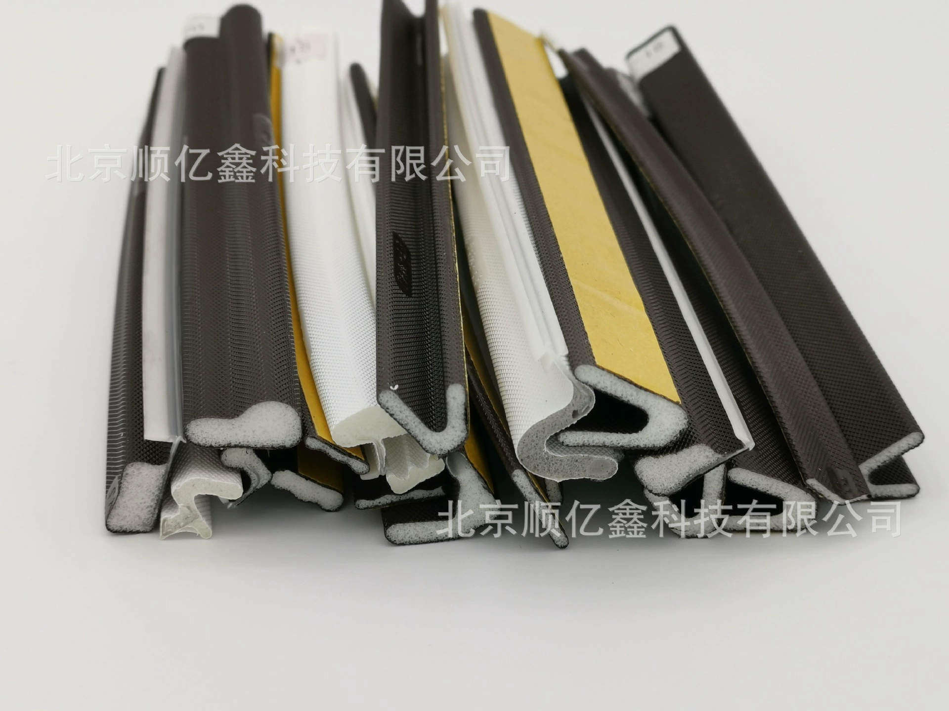 Уплотнительная лента для защитной двери V-типа, покрытая защитной дверной полосой с клейкой дверной полосой