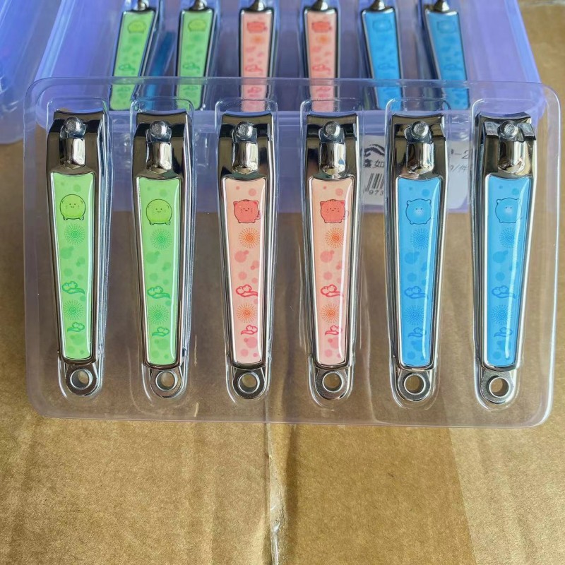 En caja de plástico cortauñas cortaúñas cortauñas pedicura con cuchara oreja frotar pieza 1 yuanes 2 yuanes suministro de la tienda al por mayor
