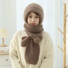 帽子のマフラーが一体になっています。