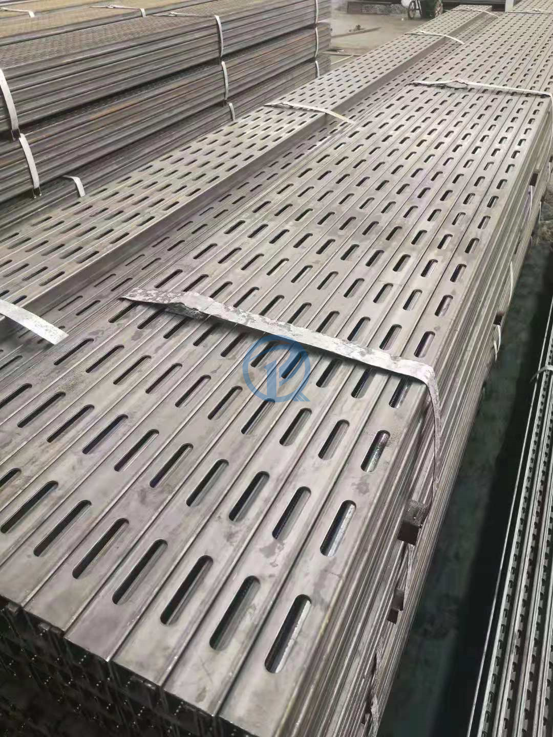 四川现货供应型材钢材 Q235B碳钢材质 C型钢镀锌槽钢工厂