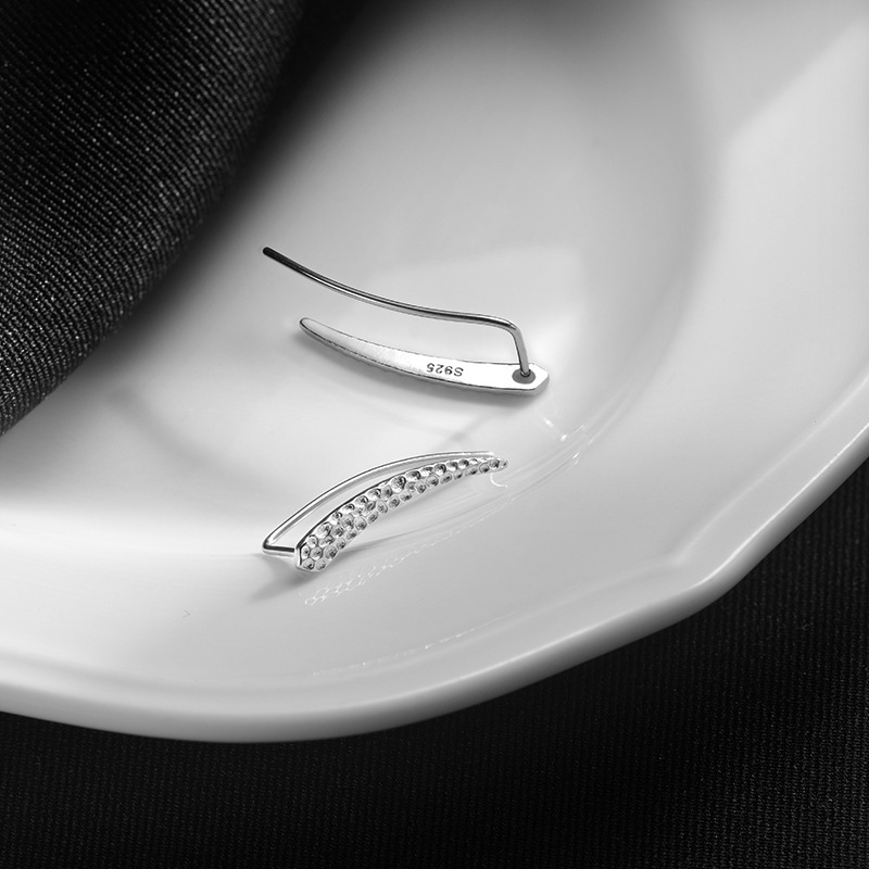 S925 plata de ley en forma de U gancho de oreja geométrico de viento frío orejas de cola de milano simples colmillos trepados orejeras de una palabra joyería M00425