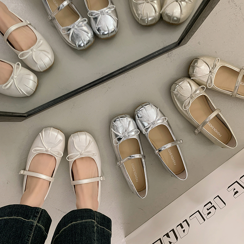 Plus-size women's shoes, sizes 41 to 43, make feet look smaller, soft-soled Mary Janes with a French-style silver single-strap design, perfect for pairing with dresses Plus-size women's shoes, sizes 41 to 43, make feet look smaller, soft-soled Mary Janes with a French-style silver single-strap design, perfect for pairing with dresses
