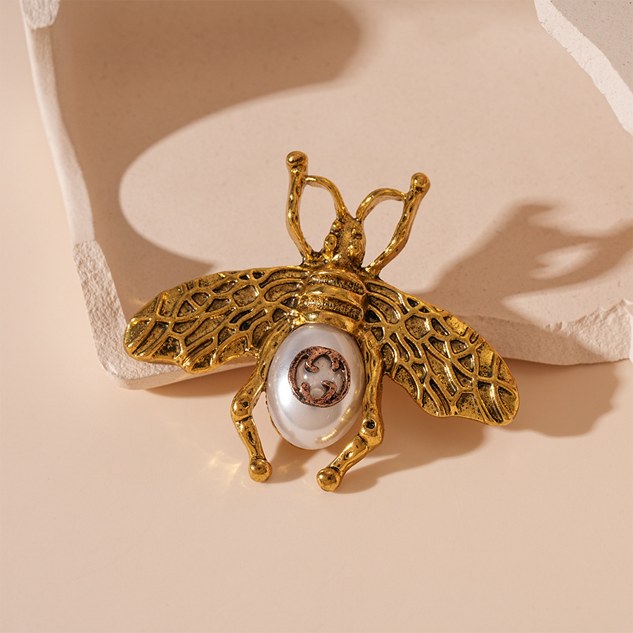 El sentido de metal retro hace viejos broches de perlas de abeja de imitación de nicho de temperamento europeo y americano broches de alto nivel para mujeres image 4