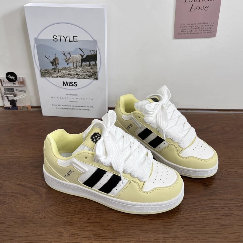 2026 primavera y otoño nuevos zapatos blancos casuales de estudiantes coreanos de moda universal diseño de dopamina zapatos de pan mujer