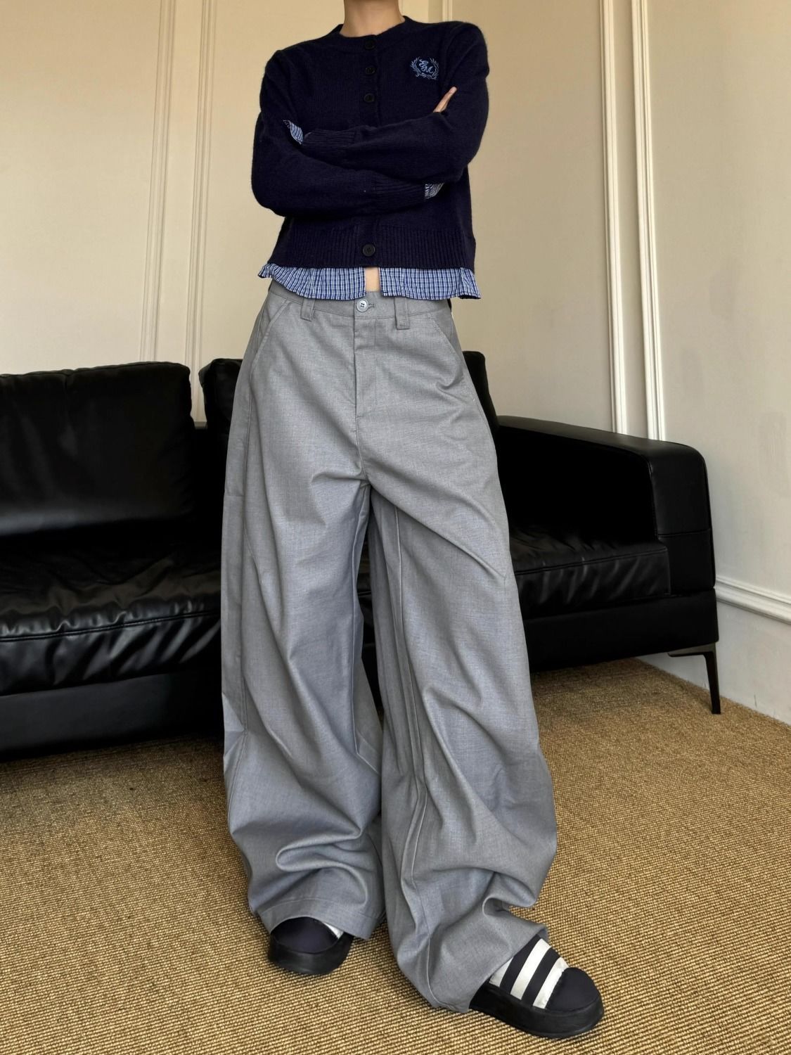 Pantalones de cimitarra gris simples y versátiles de alta gama 2025 silueta suelta plisada pierna ancha pantalones casuales de moda