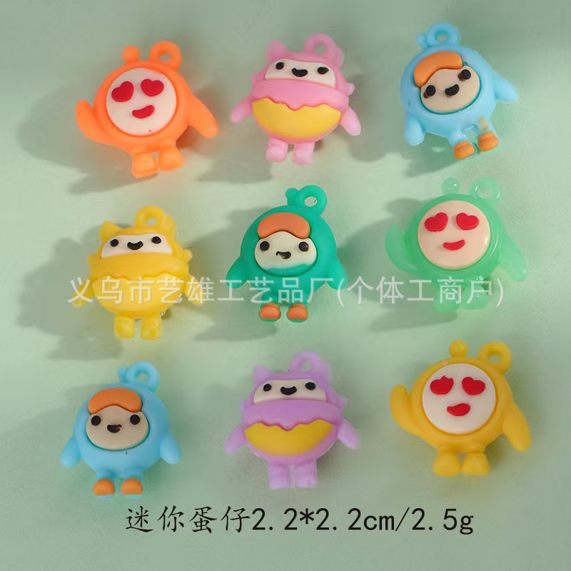 Nuevo estilo de dibujos animados de PVC huevo llavero de fiesta muñeca pequeña decoración creativa pegamento suave adorable colgante al por mayor