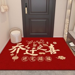 ジョーは大喜びで家に入るドアマットの高級感を感じています。