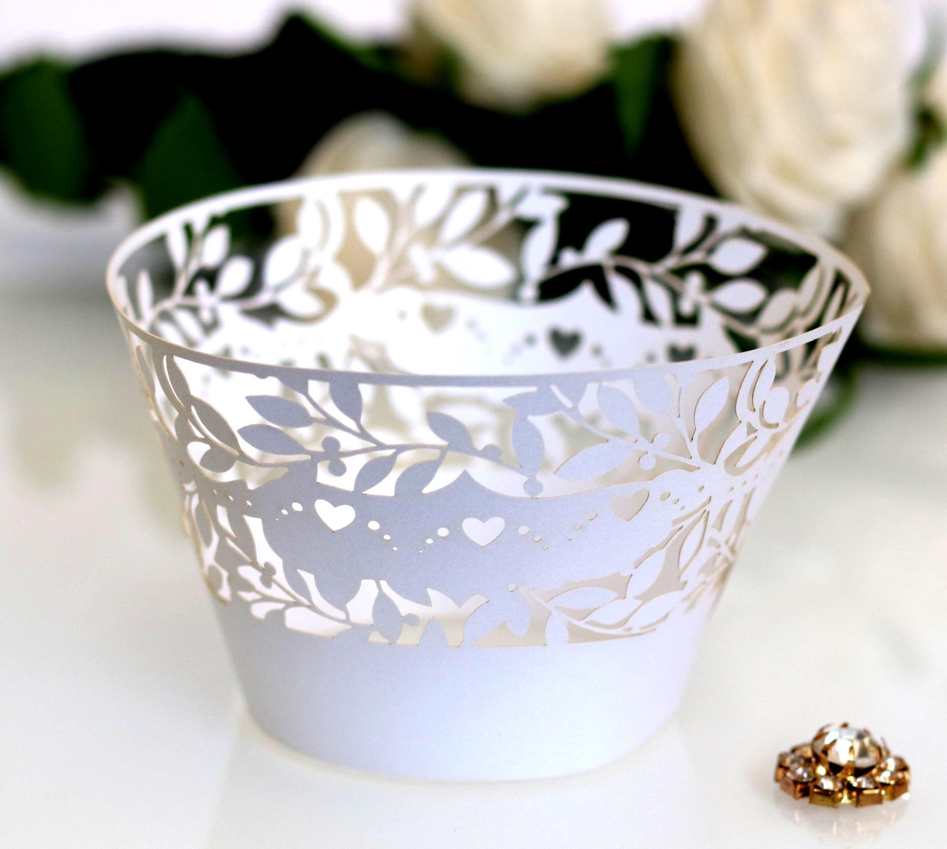 厂家直供 婚庆蛋糕装饰激光镂空 白色马芬杯包装 蛋糕托浙江批发