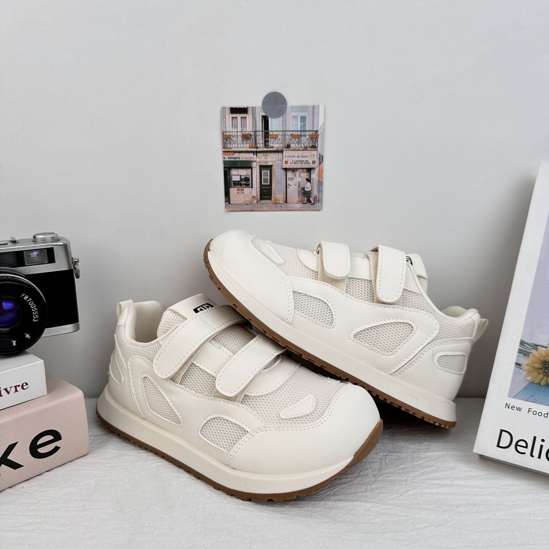 Yuanbo verano zapatos de skate delgados para mujeres 2025 nuevos zapatos de red para mujeres respirantes de malla velcro zapatos blancos pequeños