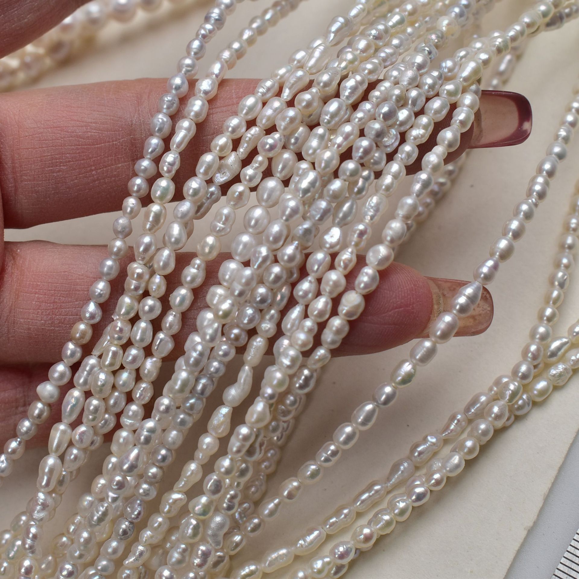 Collier ras-de-cou élégant en perles baroques, pendentif en perles d'eau douce de qualité supérieure, design ajustable raffiné, bijoux fins plaqués argent et or pour femme (assortiment restant)._voghion.com