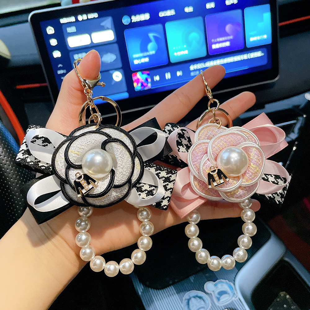 Fragrant Wind Camellia Llavero Bowknot Pearl Bag Cadena colgante Tela clásica francesa Adorno de regalo de coche