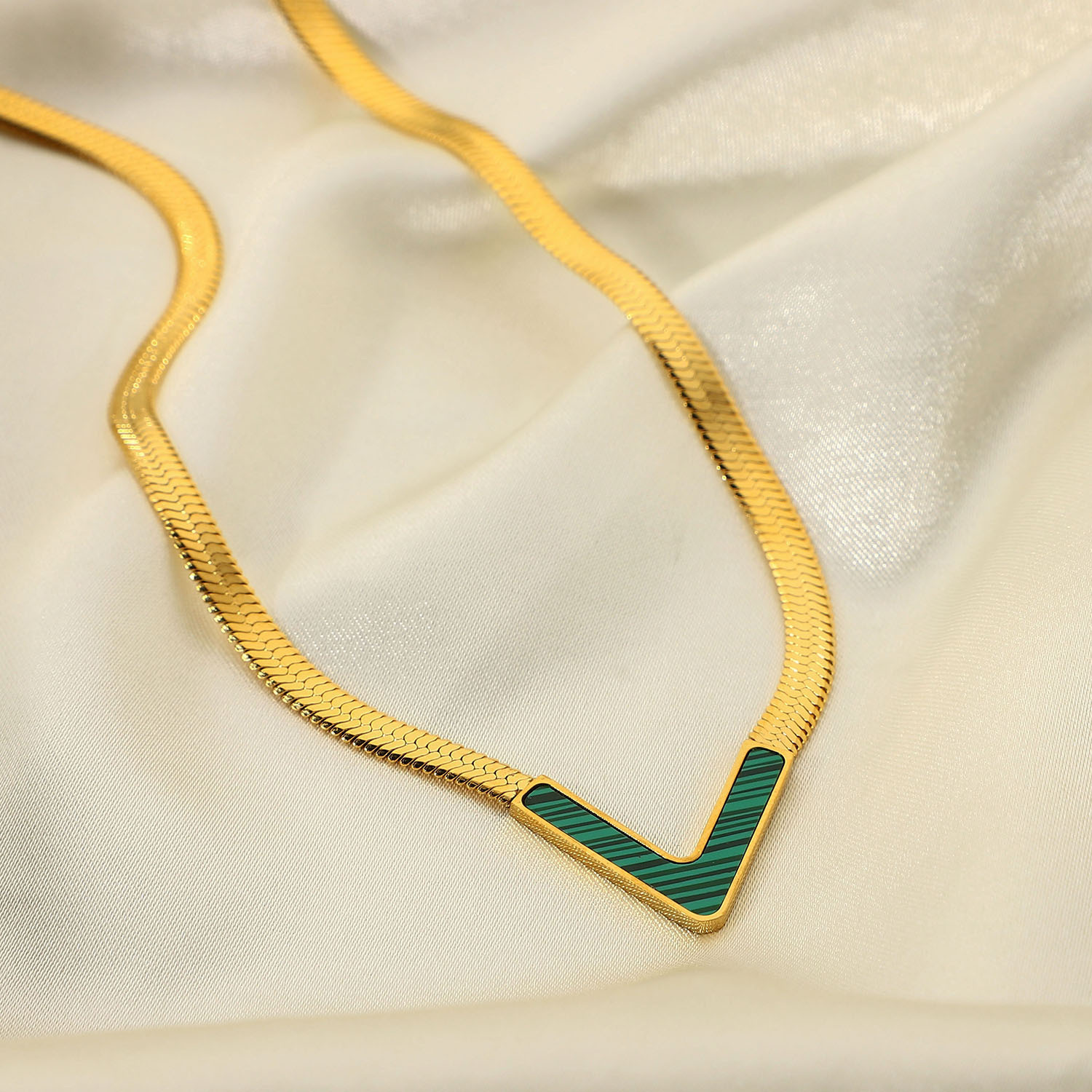 Fashion V-shaped Black Shell Green Malachite Natural White Shell Stainless Steel 18k Gold Necklace display picture 5