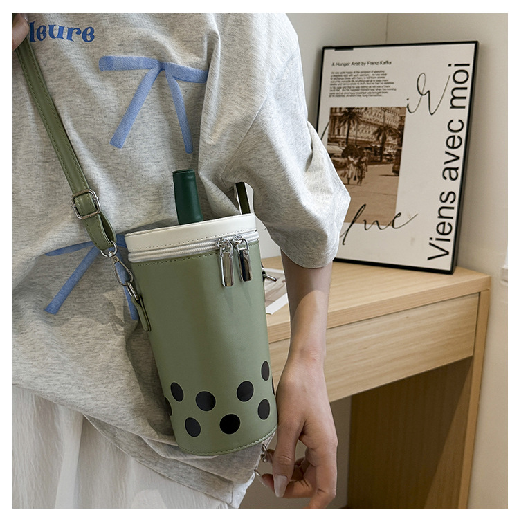Milk Tea Cup Personalized Women's Single Shoulder Crossbody Trendy New 2024 Explosive Korean Fresh Water Bucket Bag_voghion.com