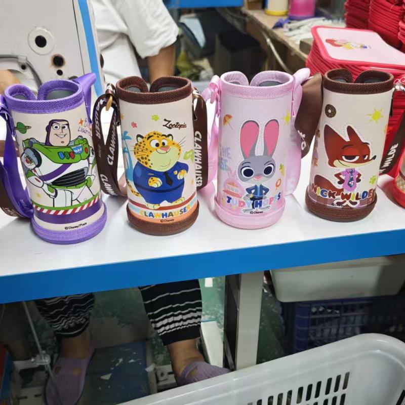 Portable insulated cup cover for adults, slim protective case, children's water cup cover with hand-carry and cross-body strap, heat-insulating Portable insulated cup cover for adults, slim protective case, children's water cup cover with hand-carry and cross-body strap, heat-insulating