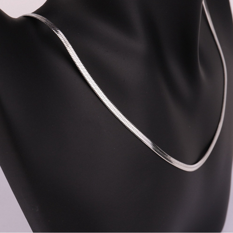 Europa y América simple y moda Meiya collar de acero de titanio cadena de hoja personalizada collar de moda de acero inoxidable cadena de suministro en stock