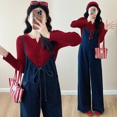 妊婦のデニムのバックパンツは逆にニットのカーディガンの上着を着ています。