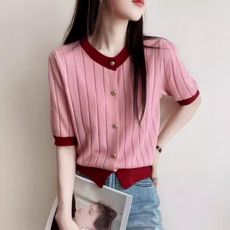 Hochwertige, kontrastierende, kurzärmlige Strickaußenschicht im kleinen Duftstil, hohler Rundhalsausschnitt im Frühjahr und Sommer 2024_voghion.com