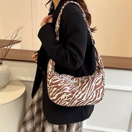 2025韩系豹纹慵懒月牙包软皮磨砂包大包大容量斜挎单肩饺子包便携