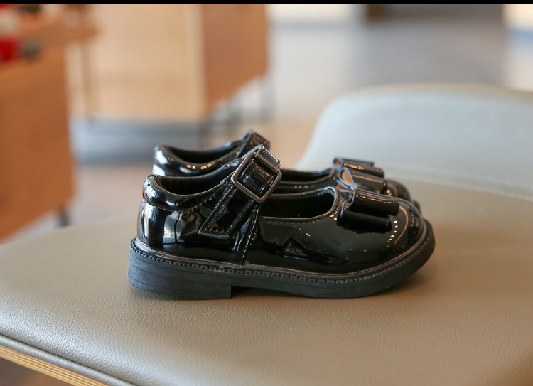 Chaussures de princesse en cuir brillant avec nœud Sho pour enfants, nouveau Style coréen, chaussures de Performance à semelle souple à la mode pour petites filles, printemps et automne 2024_voghion.com
