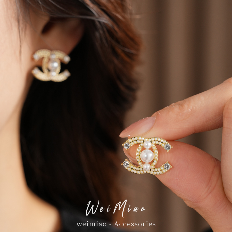Aguja de plata con diamantes doble C perla personalidad femenina exquisita moda pendientes de viaje ligero de lujo alta sensación de pendientes al por mayor