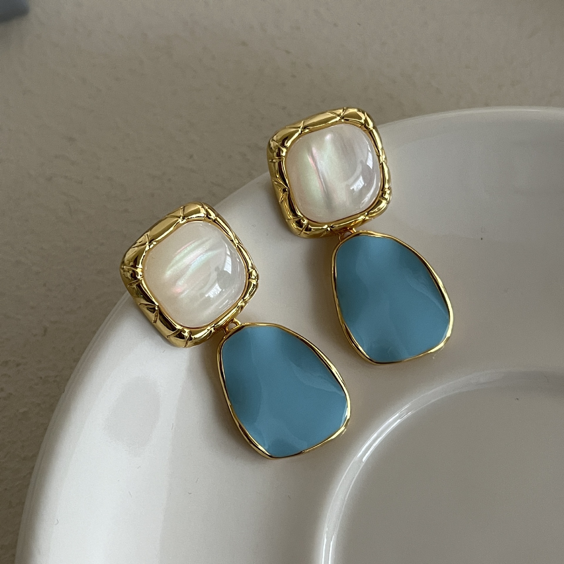 Pendientes retro de concha de alto grado Pendientes azules de Lago estilo francés Hepburn elegantes pendientes de estilo Socialite de Hong Kong nueva moda