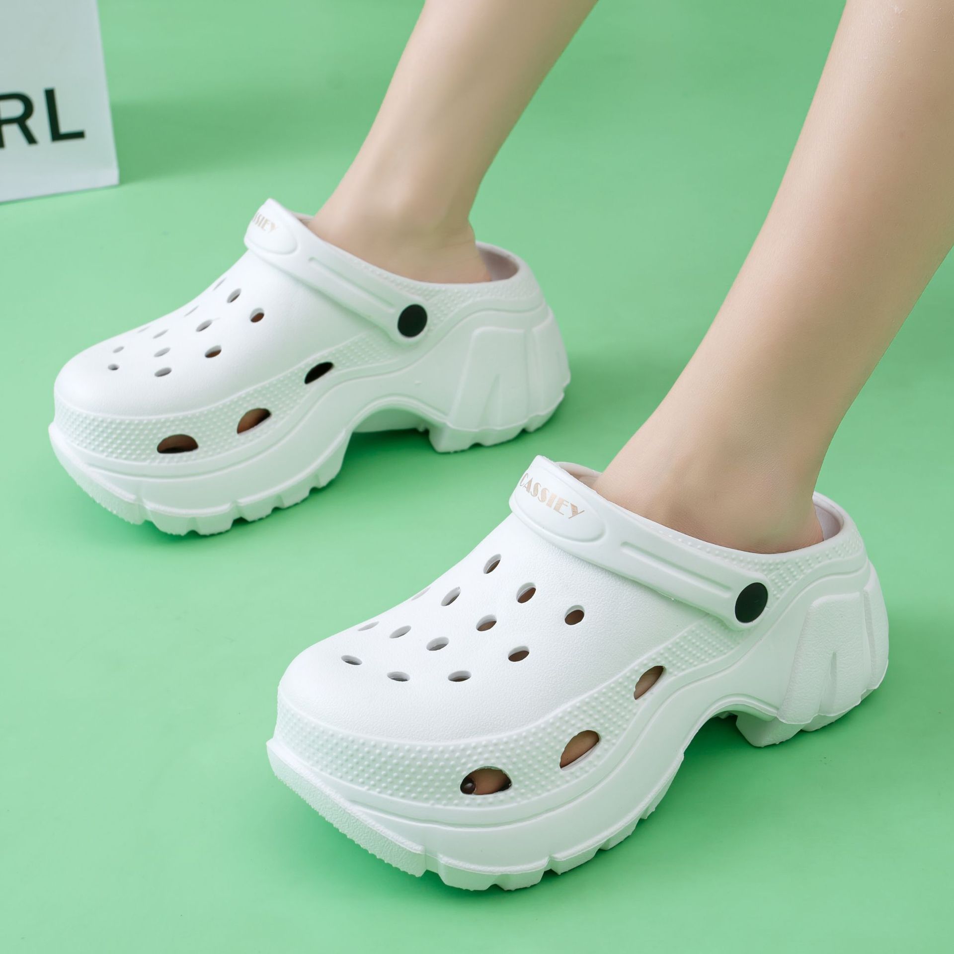 Einteilige Lochschuhe mit dicken Sohlen, Sommer-Oberbekleidung für Damen, 2023, neue rutschfeste, erhöhte Baotou-Stepp-Sandalen und Hausschuhe_voghion.com