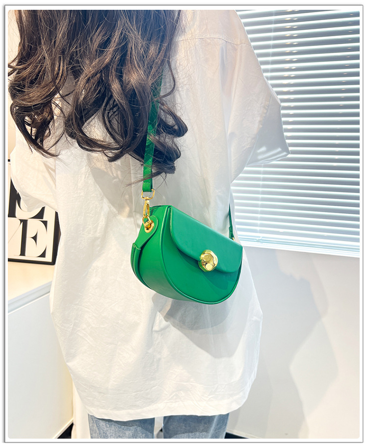 Women's Medium Pu Leather Solid Color Streetwear Flip Cover Underarm Bag display picture 2