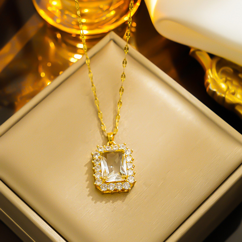 [Titanium Steel] Light luxury micro-inlaid real gold emerald super flash necklace women's new collarbone chain light luxury niche design sense_senzul.com