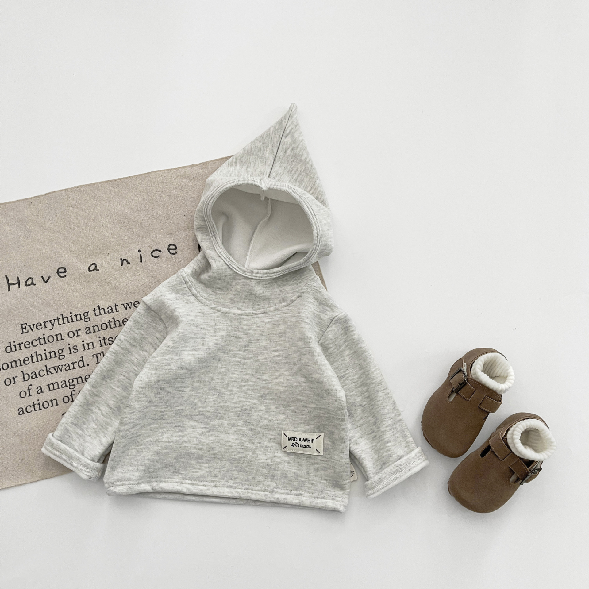 Baby chaleco de otoño y invierno 2025 nuevo chaleco de punto de aire extranjero bebé lindo super lindo vestido de hombro