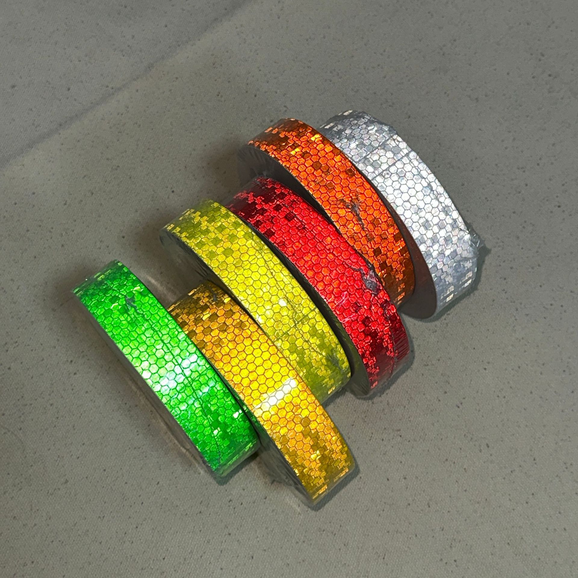 现货批发2.5公分蜂窝反光膜白晶格反光片反光胶带摩托车外贸背胶