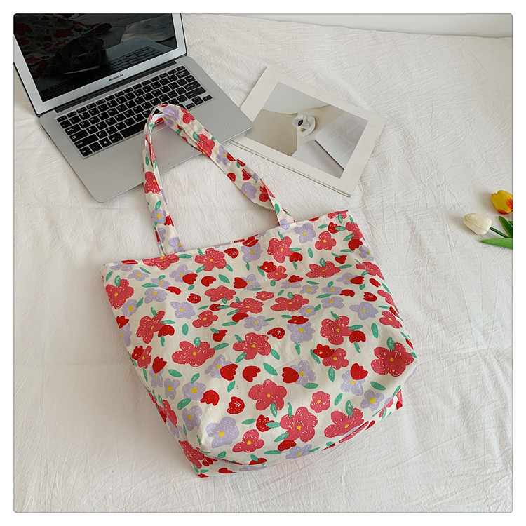 The large-capacity single-shoulder bag for student commuting is a bestseller in early spring. The Korean-style fresh and simple floral fabric bag is a versatile tote bag undefined
