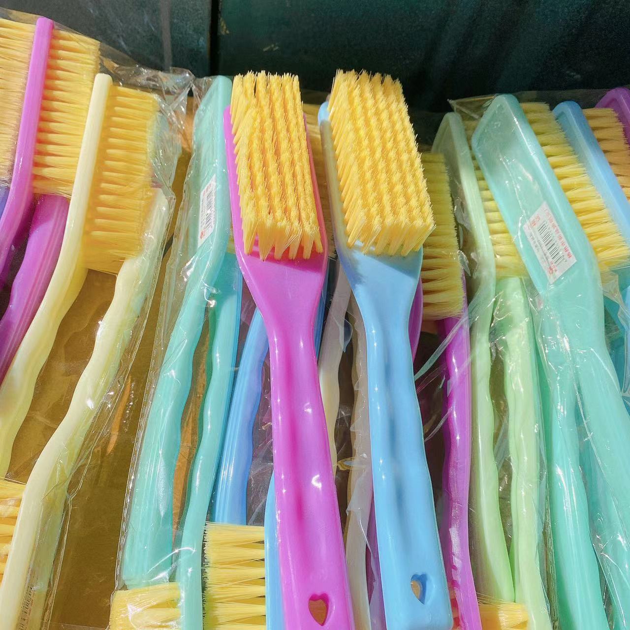 Fábrica al por mayor portátil de mano mango largo cepillo de lavado de zapatos de plástico cepillo de lavandería multiusos pelo suave descontaminación eliminación de manchas cepillo de limpieza