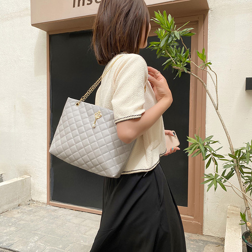 Large capacity chain bag for women  niche high quality mommy bag shopping bag embroidered handheld tote bag