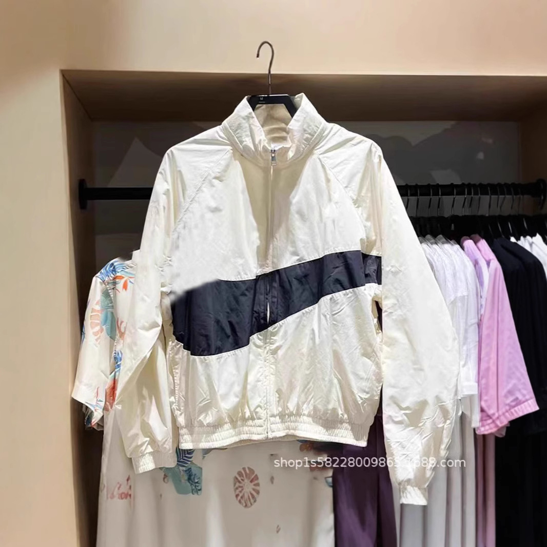 흰색과 검정색 벨트 LGO