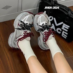 本革の厚い底が高くなりました。お父さんの靴の女性2025春の新型の靴のひもは古い色を合わせて通気性のレジャー運動靴を作ります。