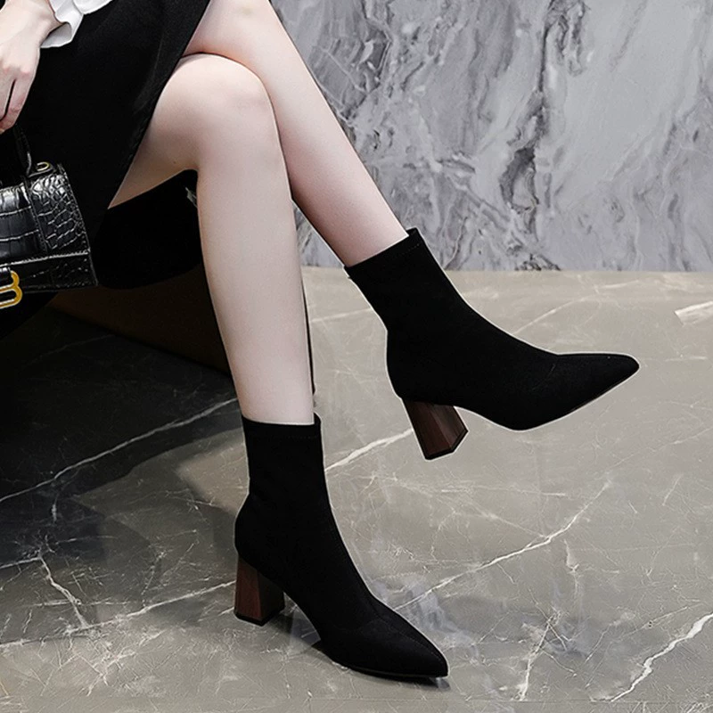 Темперамент толстые каблуки наконечные короткие сапоги на высоком каблуке женские 2024 новые осенние и зимние черные замшевые сапоги голые сапоги эластичные тощие сапоги