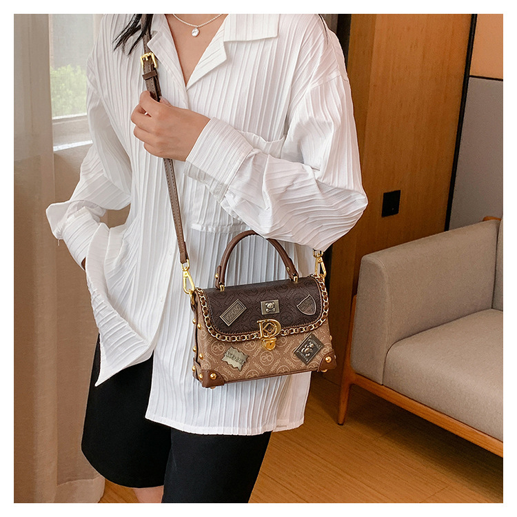 Luxe retro schoudertas voor dames met opvallende badge_voghion.com