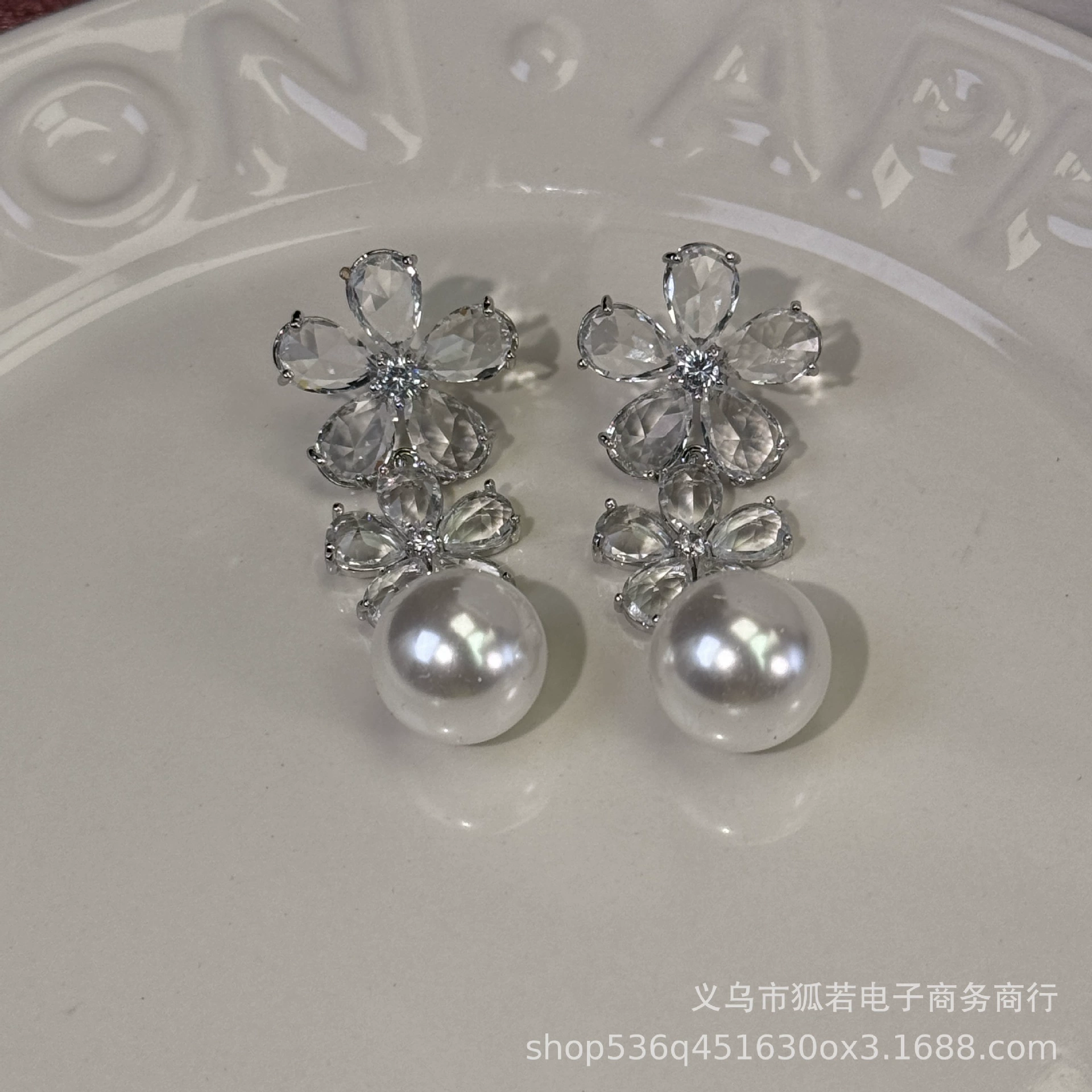 Серебряная нитка, милые цирконы, серьги, модное платье, стиль высокого качества