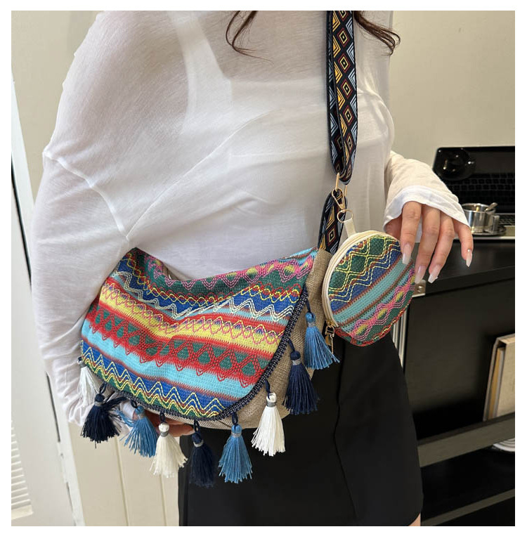 Women's Medium Special Material Geometric Ethnic Style Streetwear Tassel Dumpling Shape Zipper Tote Bag display picture 4