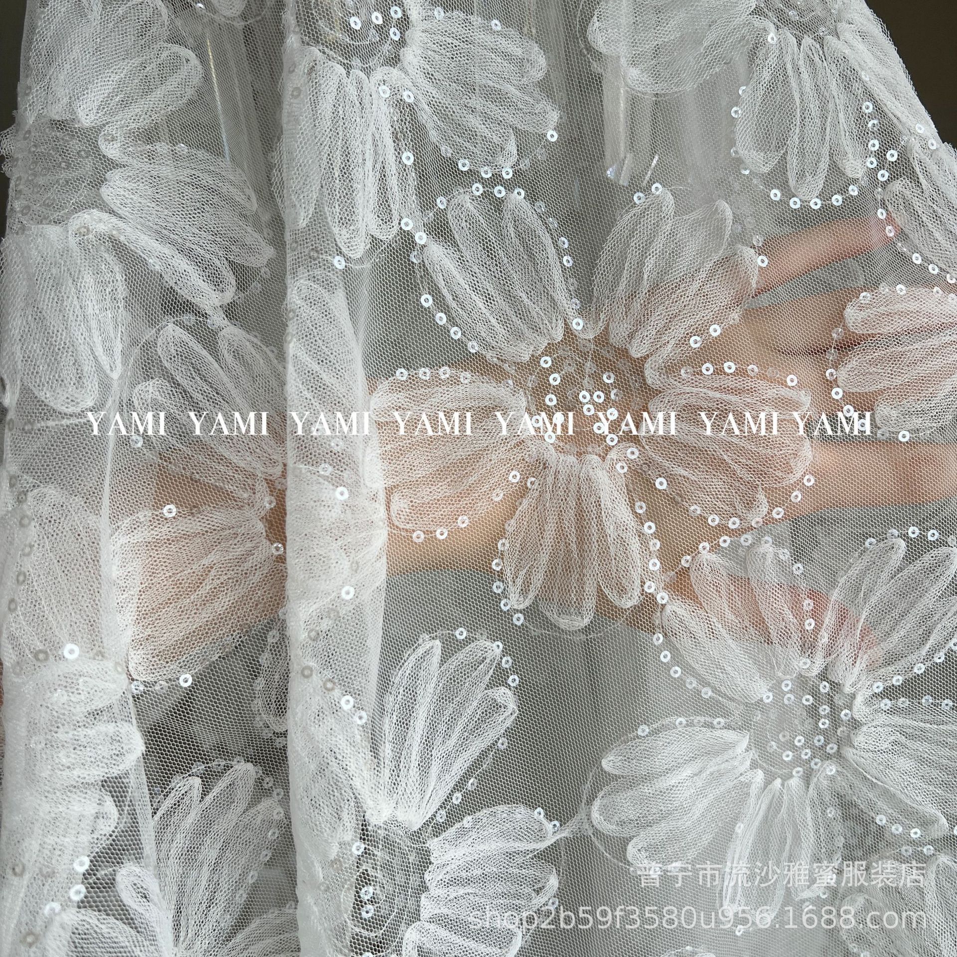 Placa de tela de malla con ganchos de flores tridimensionales bordados de crisantemo sequilla tela de encaje vestido de boda falda ropa infantil material encaje