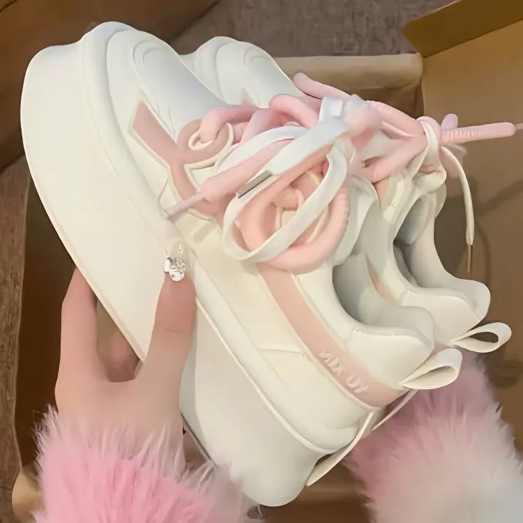Пушистые белые туфли для девочек, универсальные новые модели весны и осени 2025 года с юбками, женские туфли на толстой подошве, женские туфли на небольшой платформе.