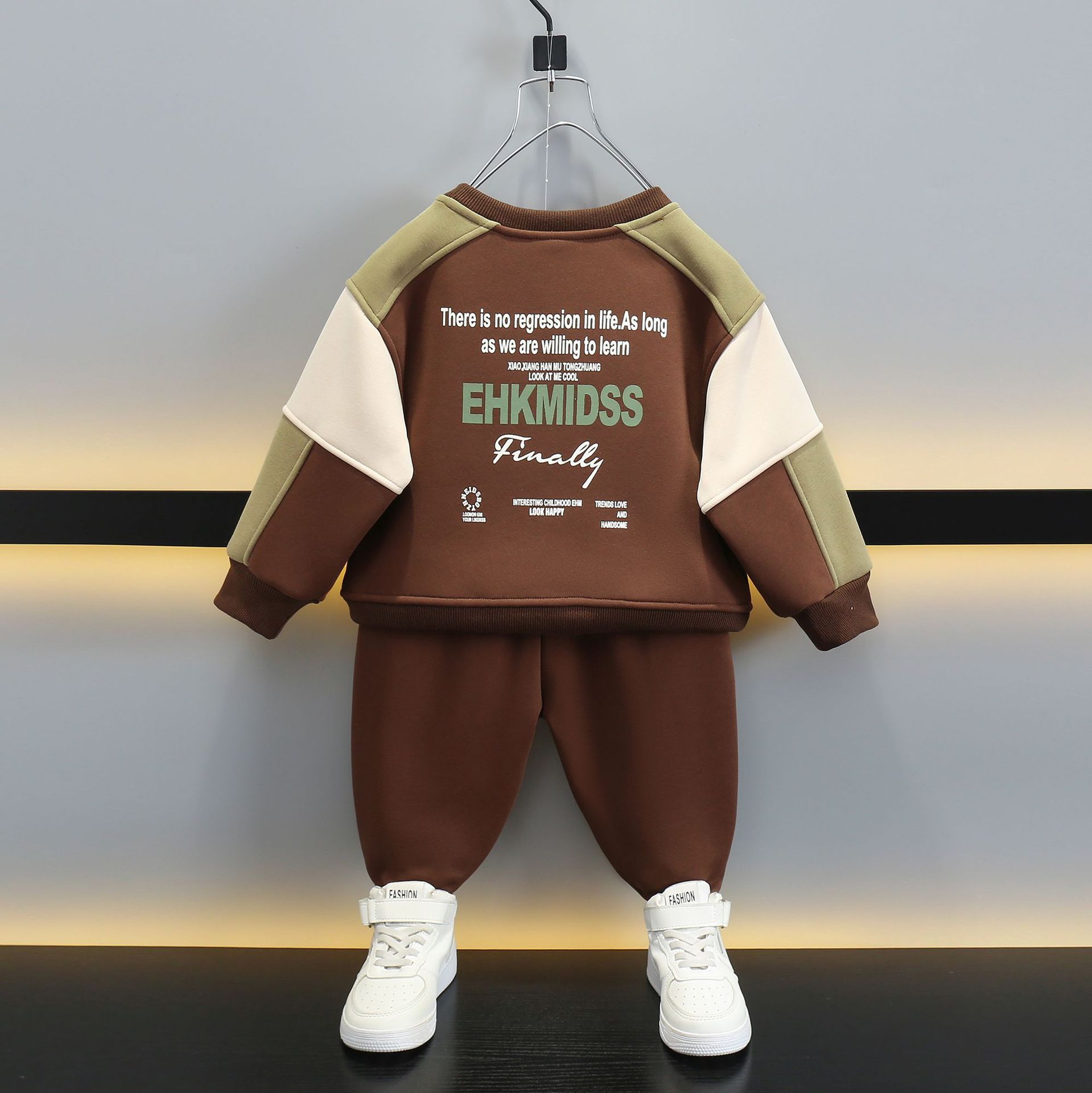 6519 Traje para niños Otoño e invierno 2025 Nuevo estilo para niños más suéter grueso de terciopelo Ropa deportiva de invierno de dos piezas